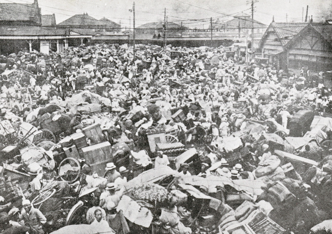 People heading to their home town with their possessions from Ueno Station.