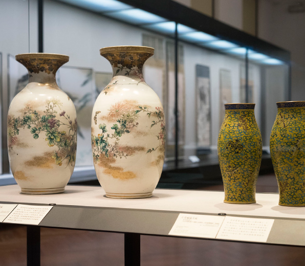 Left: Wahei Mukai, “Porcelain vase, flower and butterfly pattern, overglaze enamels, gold and silver” (1881, exhibited at the 2nd National Industrial Exhibition) Right: Naoshige Yoshida, “Cloisonne enamel vases, bat pattern” (circa 1881, exhibited at the 2nd National Industrial Exhibition)